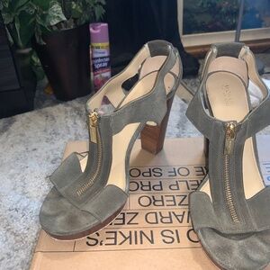 MICHAEL KORS heels olive green velvet women’s size 9,4 inch heels good condition